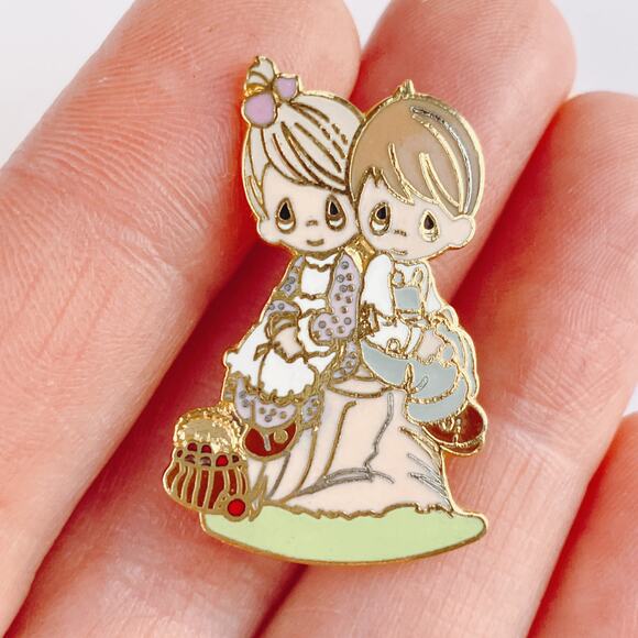 VTG Precious Moments Signed Enamel Lapel Pin 80s Storybook Girl Boy Picnic - Picture 5 of 9